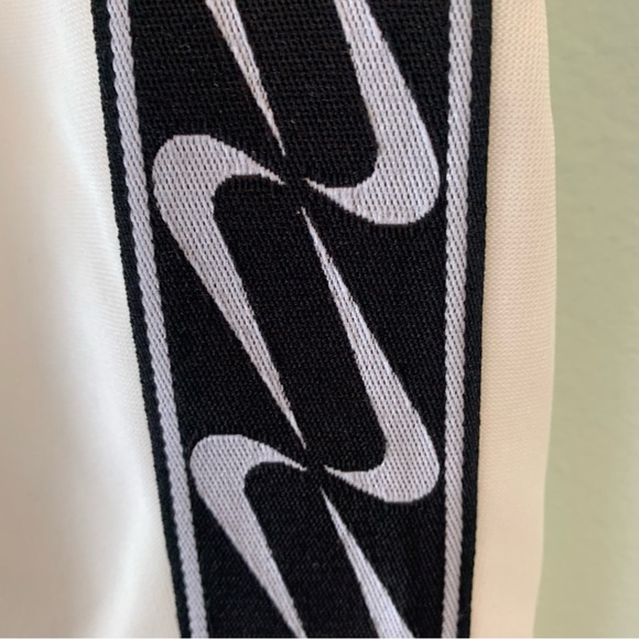 NWT Women’s NIKE Logo Cream Standard Fit Athletic Pants Swoosh Medium M Joggers - Picture 5 of 8